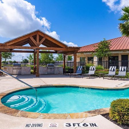 Century Stone Hill North: Bright Apartments with Gym and Pool in Pflugerville Exterior photo