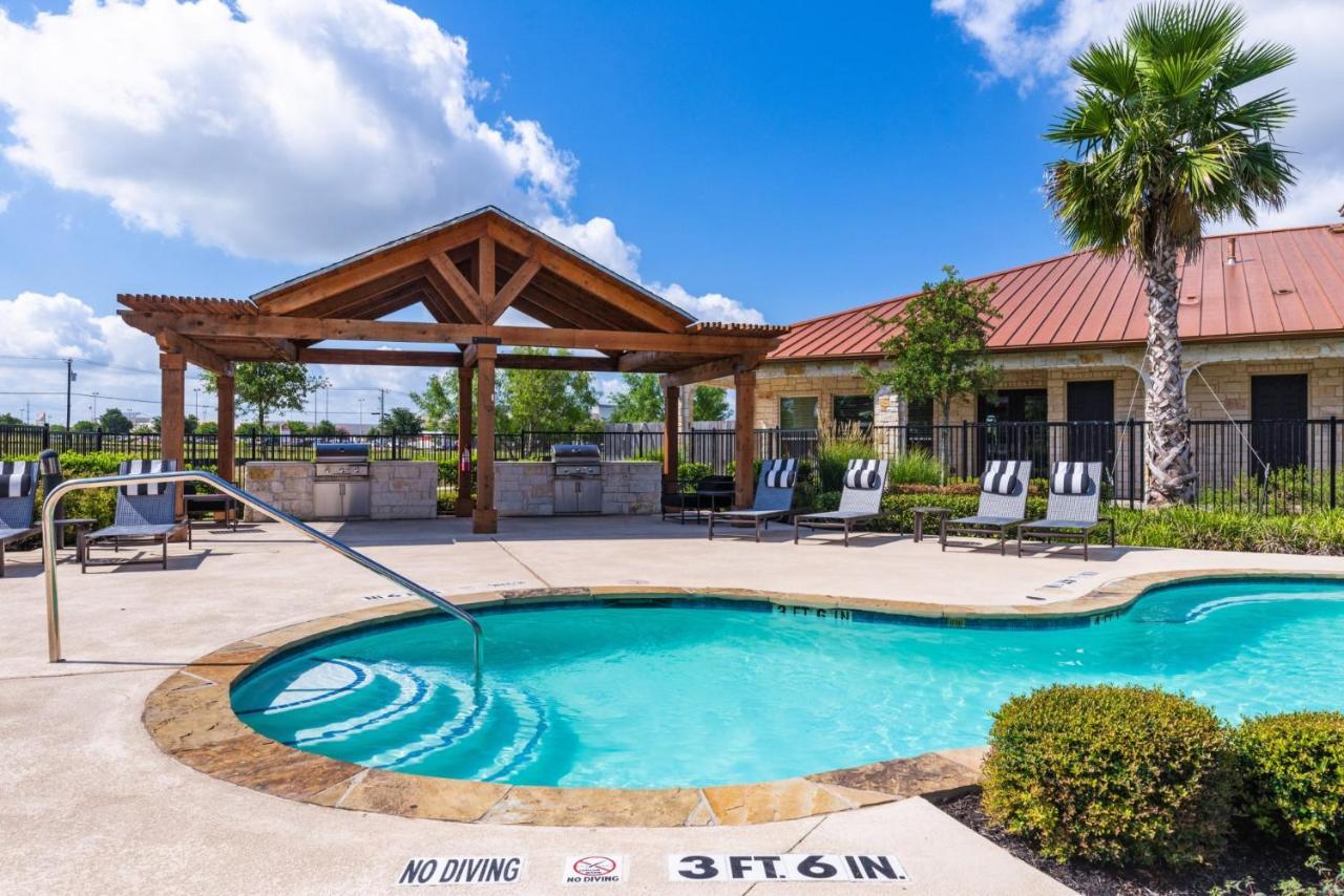 Century Stone Hill North: Bright Apartments with Gym and Pool in Pflugerville Exterior photo