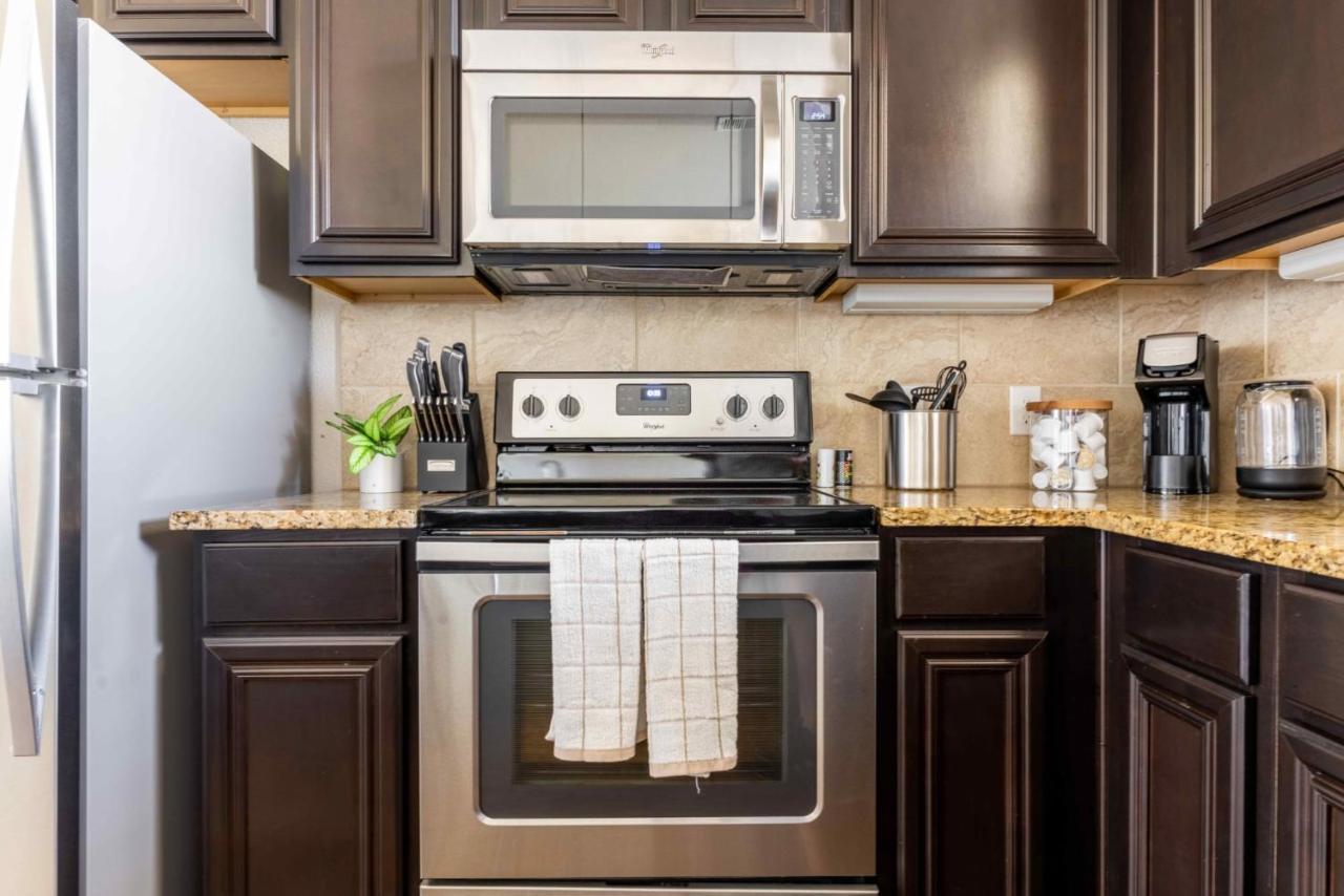 Century Stone Hill North: Bright Apartments with Gym and Pool in Pflugerville Exterior photo